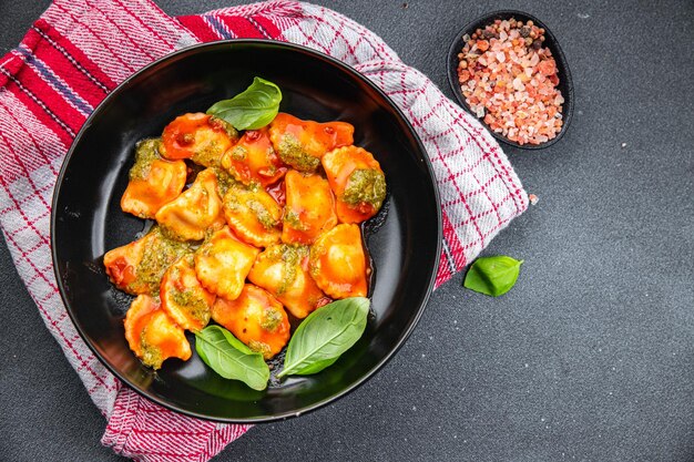 ravioli pesto sos pomidorowy sos mięso makaron posiłek jedzenie przekąska na stole kopiować jedzenie kosmiczne