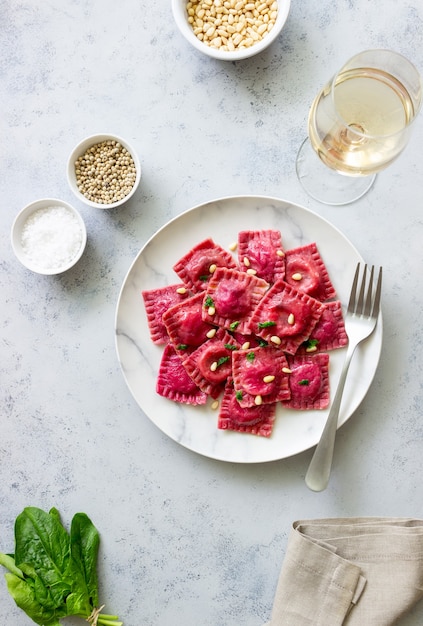 Ravioli z buraków z serem ricotta, szpinakiem i orzechami. Zdrowe odżywianie. Jedzenie wegetariańskie. Kuchnia włoska.