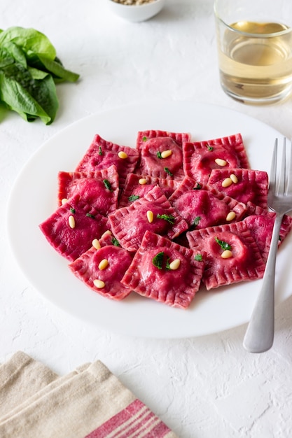 Ravioli z buraków z serem ricotta, szpinakiem i orzechami. Zdrowe odżywianie. Jedzenie wegetariańskie. Kuchnia włoska.