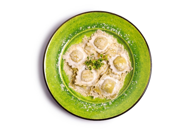 Zdjęcie ravioli z serem ricotta i świeżą bazylią z góry ravioli makaron z sosem kremowym z grzybów