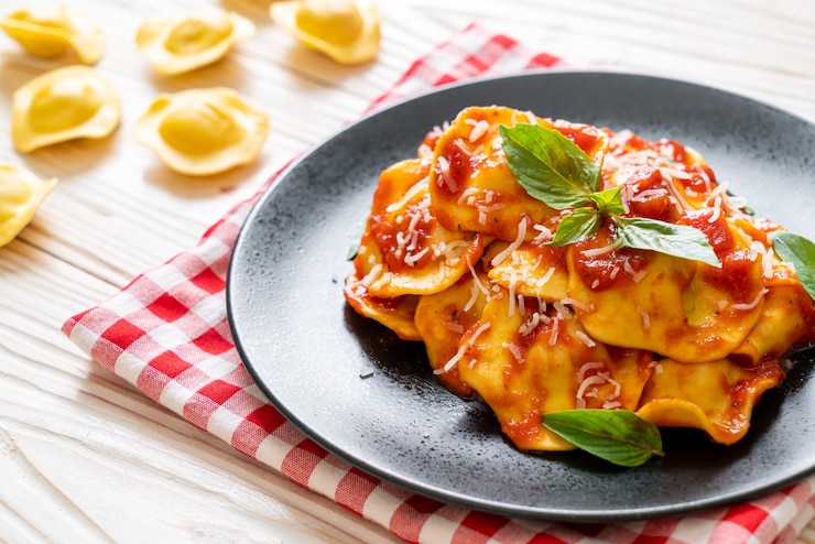 Zdjęcie ravioli z sosem pomidorowym i bazylią