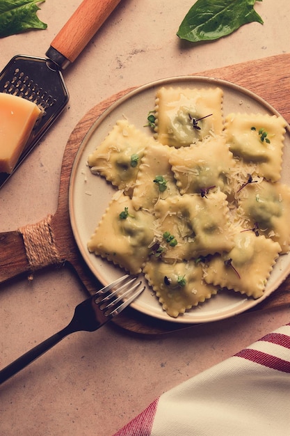 Zdjęcie ravioli ze szpinakiem i serem wegetariańskie jedzenie na beżowym tle bez ludzi selektywne skupienie rustykalne