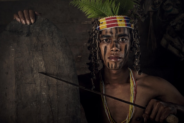 Rdzenni Mieszkańcy Etniczni Wyspy W Muara Siberut Przy Zachodnim Sumatra, Siberut Wyspa, Indonezja.