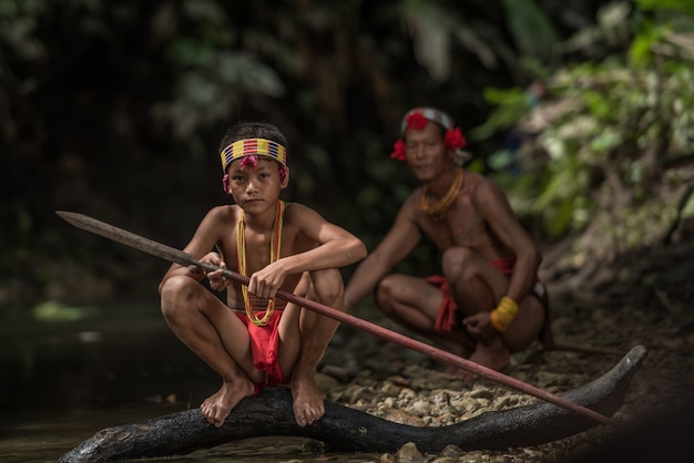 Rdzenni mieszkańcy etniczni wyspy w Muara Siberut przy Zachodnim Sumatra, Siberut wyspa, Indonezja.