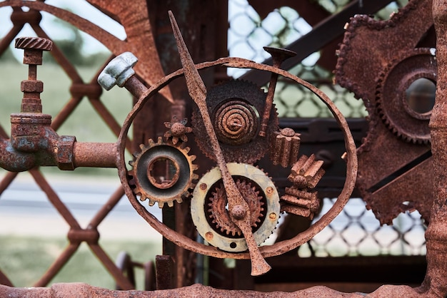 Rdzewne części mechaniczne z żelaza i koła biegów tło tekstura steampunk