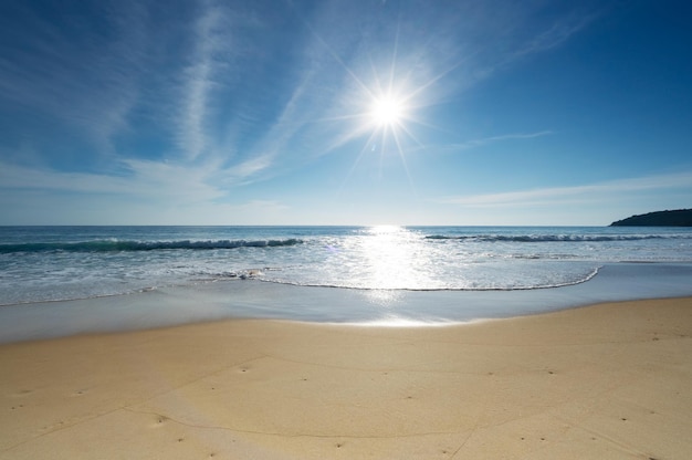 Realistyczny widok natury słońca Letni słoneczny dzień Horyzont morza oceanu z pięknym rozbłyskiem światła słonecznego nad morzem Sunny summer background