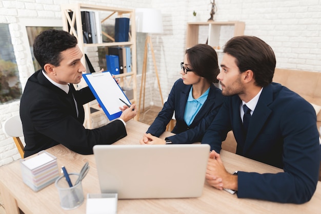 Realtor Pokazuje Na Tablecie Z Najnowszą Ceną Za Mieszkanie.