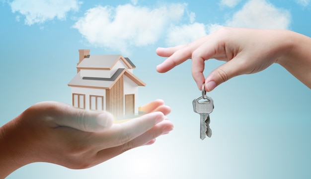Ręce agenta nieruchomości dającego klucze klientowi. Kupno domu. koncepcja inwestycji w nieruchomość lub nieruchomość domową, ilustracja 3d