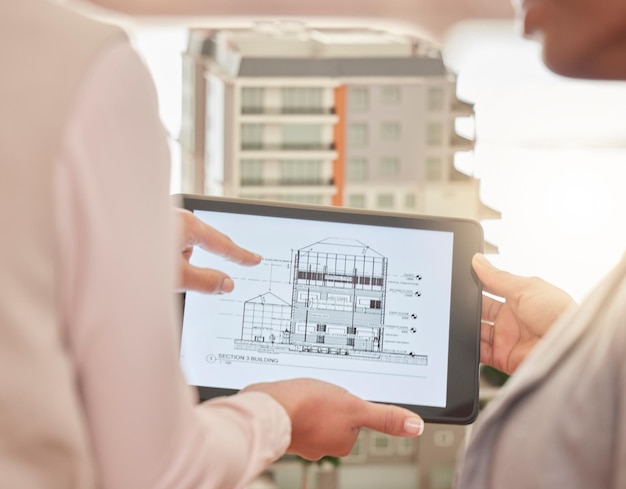 Zdjęcie ręce architekta i tablet w planowaniu budowy model 3d lub strategia projektowania architektury przemysłowej w biurze ręka zespołu inżynierów na spotkaniu na ekranie dotykowym w celu opracowania planu budowy