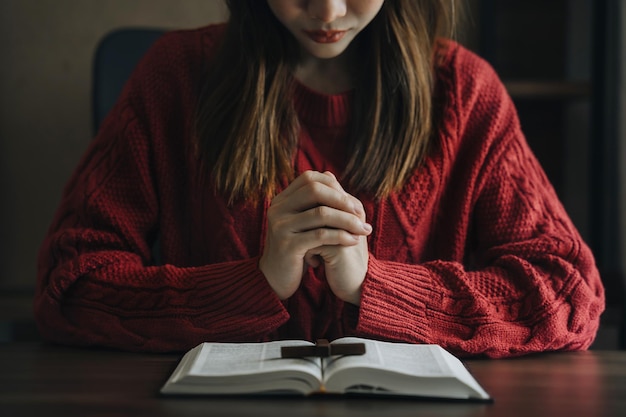 Ręce azjatyckich kobiet modlące się do boga z Biblią Módlcie się o błogosławieństwo Boże