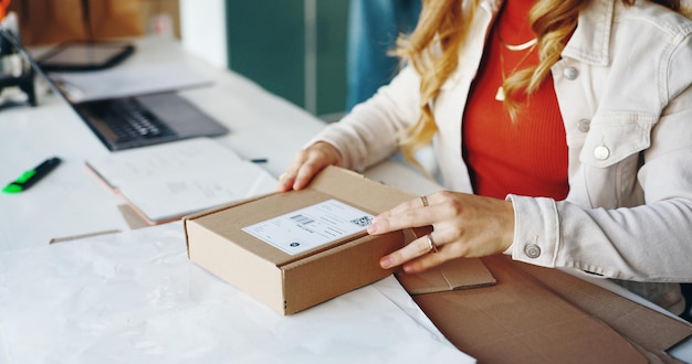Ręce biznes i kobieta z pudełkiem pakietowym i paczką z dostawą e-commerce i przedsiębiorca Closeup profesjonalista i pracownik z kartonową logistyką zamówienia i produktu z przemysłem i zapasami