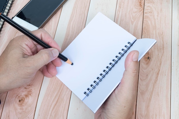 Zdjęcie ręce biznesmena z piórem piszą notebook na biurku kopiuj przestrzeń koncepcja biznesowa