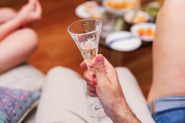 Ręce chwytają kieliszki wznosząc toast za świętowanie połączenia i rozkoszowania się alkoholem i szampanem