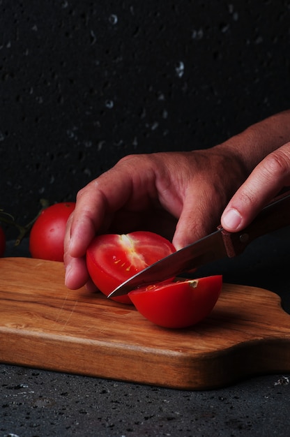 Ręce człowieka cięcia pomidora