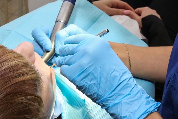 ręce dentysty leczącego pacjenta