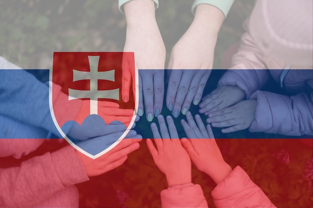 Ręce dzieci na tle flagi Słowacji Słowacki patriotyzm i koncepcja jedności