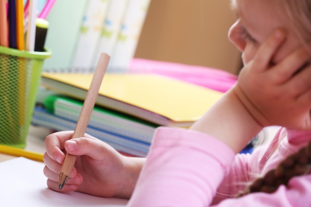 Zdjęcie ręce dzieci rysują na notatniku w zbliżeniu do pulpitu