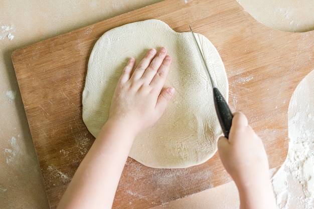 Ręce Dzieci Tnące Surowe Ciasto