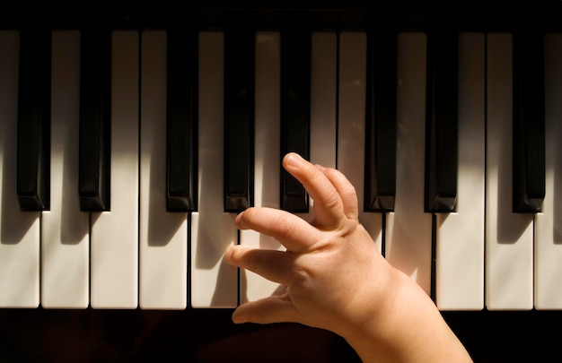 Ręce dziecka na fortepianie.