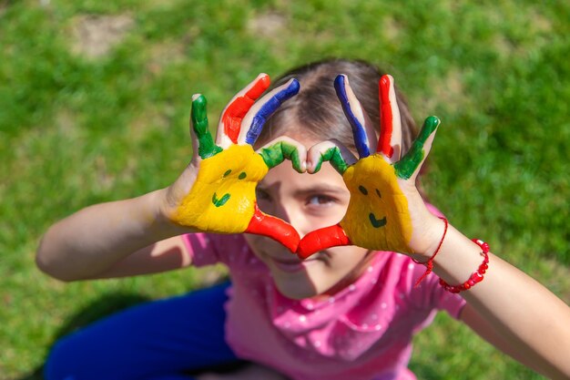 Ręce Dziecka Z Namalowanym Uśmiechem Selektywne Skupienie