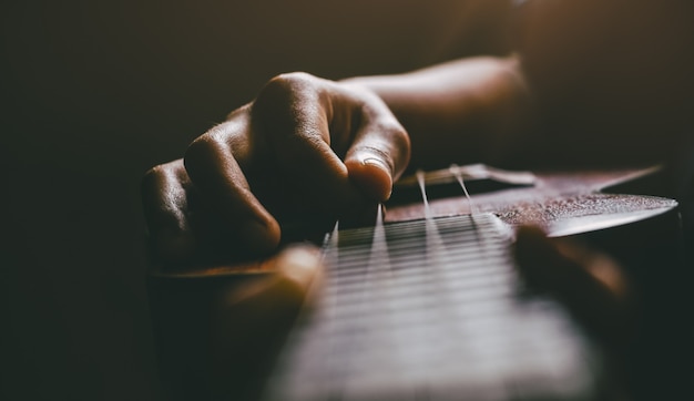 Ręce, grając na akustycznej gitarze ukulele. Pokaż umiejętności muzyczne