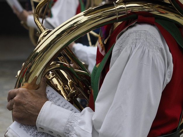 Zdjęcie ręce grające szczegółowo na tubie basowej