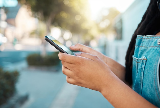 Ręce i telefon czarnej kobiety w podróży po mieście z aplikacją do śledzenia lokalizacji gps w mediach społecznościowych i mapą Nowego Jorku Zoom turysta lub student mody z technologią komunikacji mobilnej w wyszukiwarce internetowej 5g