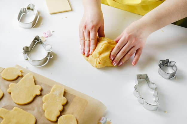 Ręce kobiet mieszają ciasto do ciasteczek cukrowych w kształcie stożka lody Koncepcja letnia