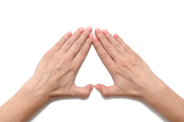 Ręce kobiet pokazują znak serca palcami na białym tle