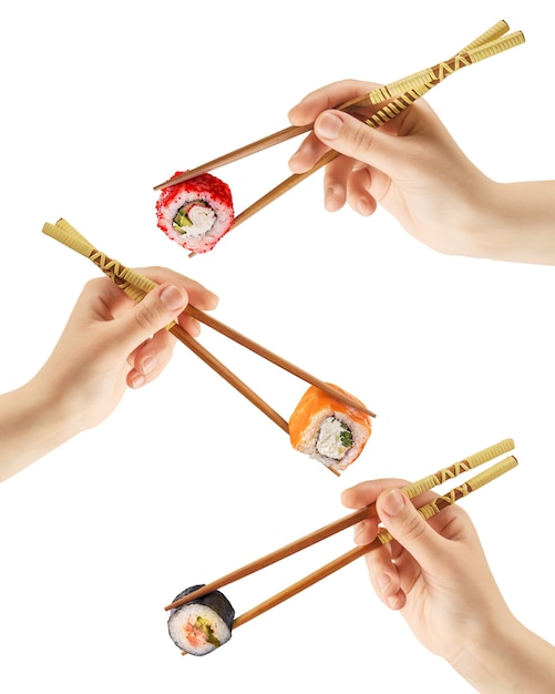 Zdjęcie ręce kobiet trzymają rolki sushi z patyczkami. biała powierzchnia. kreatywna koncepcja. ścieżka przycinająca.