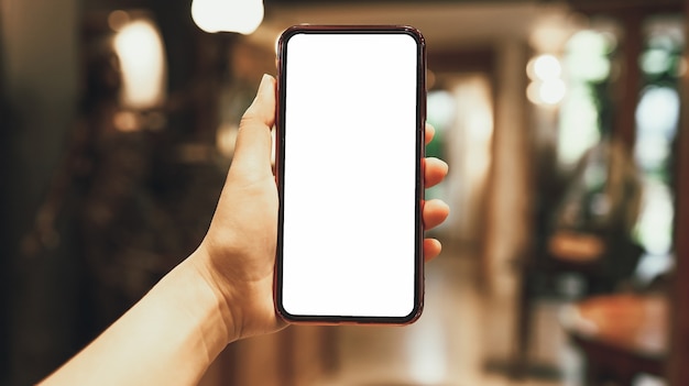 Ręce kobiet trzymając telefon komórkowy pusty ekran przestrzeni kopii. smartphone z pustym białym ekranem na białym tle. inteligentny telefon z koncepcją technologii