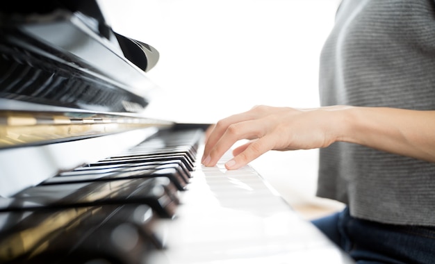 Zdjęcie ręce kobiety gry na pianinie