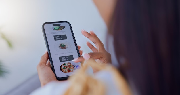 Ręce kobiety i ekran telefonu z zakupami online żywności na stronie internetowej zamówienie obiadu i menu e-commerce Z powrotem dziewczyna i przewijanie na komórce dla restauracji aplikacja czytanie produktu i zdrowy wybór w domu