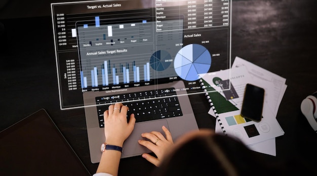 Ręce kobiety i laptop z hologramem w analizie do wykresu wykresu lub statystyk marketingowych w biurze Analiza kobiety sprawdzająca cyfrowe dane 3D pod kątem wartości korporacyjnej lub firmy lub sprzedaży na komputerze