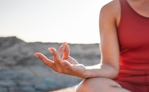 Ręce kobiety i medytacja w jodze na plaży dla duchowego odnowy biologicznej lub spokojnych ćwiczeń na łonie natury Ręka kobiety jogina w spokojnej medytacji na relaks lub świadomość treningu zen nad wybrzeżem oceanu na makiecie