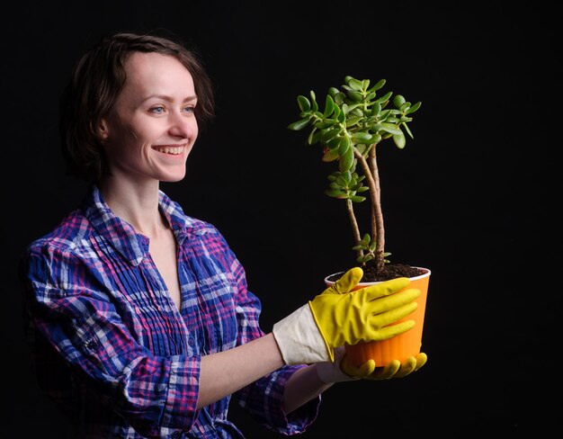 Zdjęcie ręce kobiety przesadzające roślinę do nowego garnka