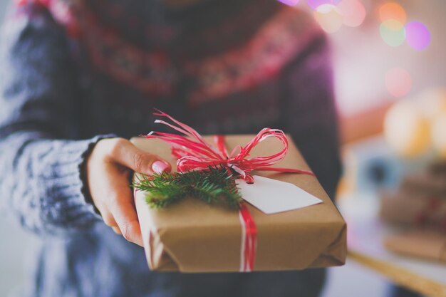 Ręce kobiety trzymającej pudełko na prezent świąteczny Boże Narodzenie