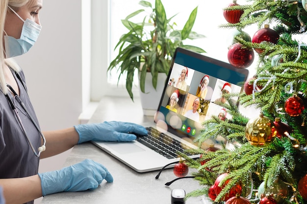 ręce kobiety z komputerem, rozmowa wideo na Boże Narodzenie.
