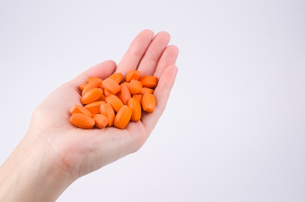 Ręce kobiety z leków tabletki na receptę leczenia dłoni.