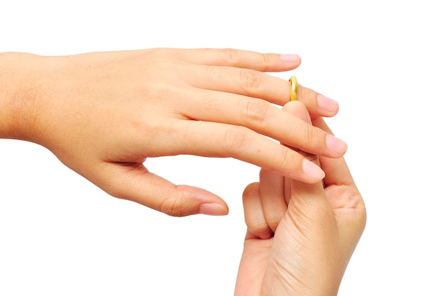 ręce kobiety ze złotym pierścieniem
