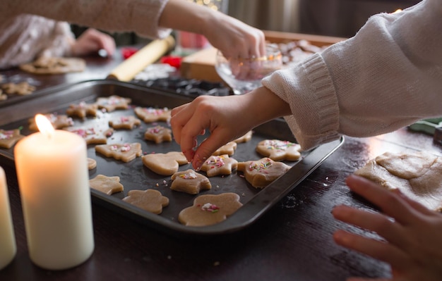 Zdjęcie ręce little girl sprawiają, że ciasteczka świąteczne mały kucharz