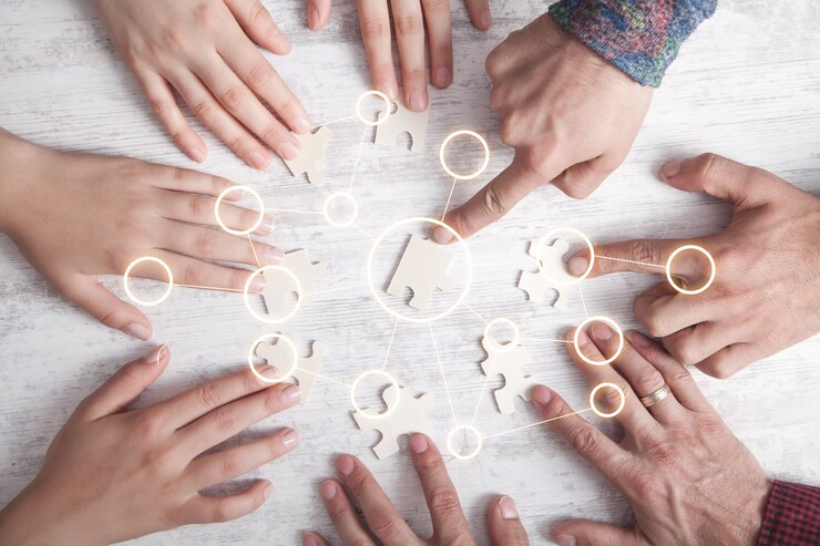 Zdjęcie ręce ludzi trzymających puzzle.