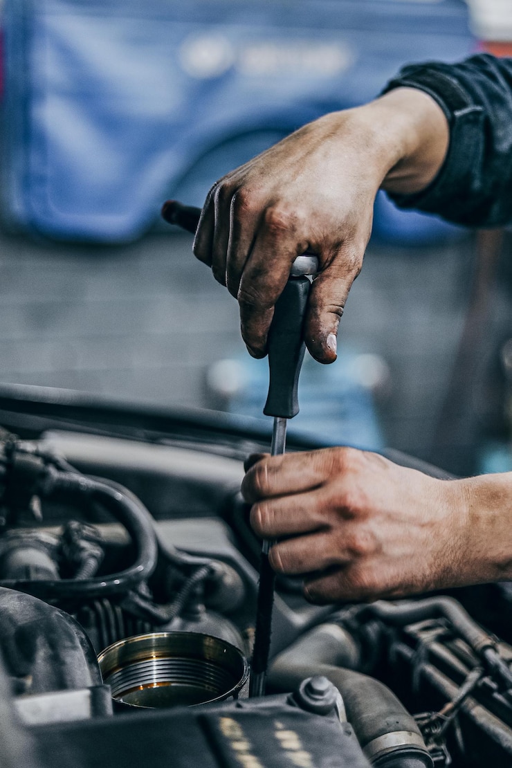 Zdjęcie ręce mechaników pracujących w warsztacie ślusarskim