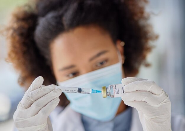 Ręce medyczne i lekarz lub czarna kobieta ze szczepionką chroniącą przed wirusami lub na receptę Medycyna zbliżeniowa i afrykańska pielęgniarka lub pracownik szpitala z fiolką lub strzykawką na ospę