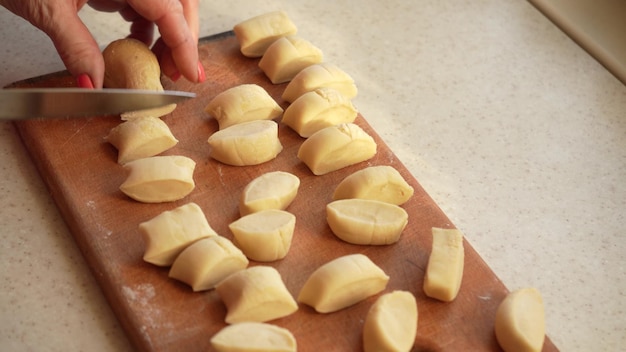 Ręce mistrza kroją ciasto na kawałki zbliżenie Pieczenie z mąki pszennej Gotowanie jedzenia w domu