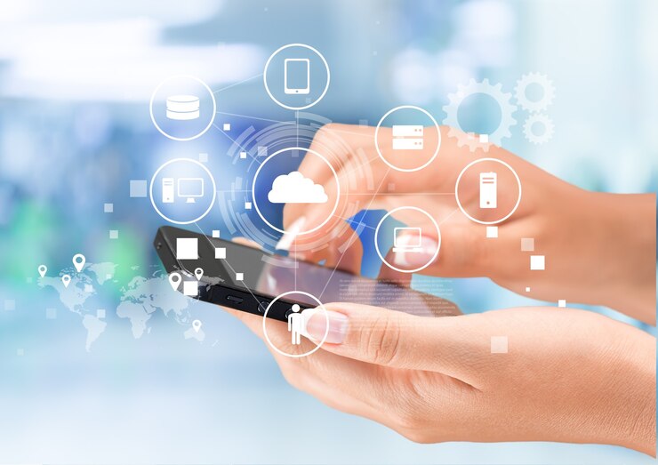 Zdjęcie ręce młodej kobiety za pomocą telefonu