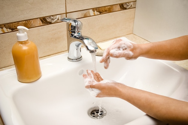 Ręce mydłem myje się pod bieżącą wodą. Oczyść z infekcji, brudu i wirusów.