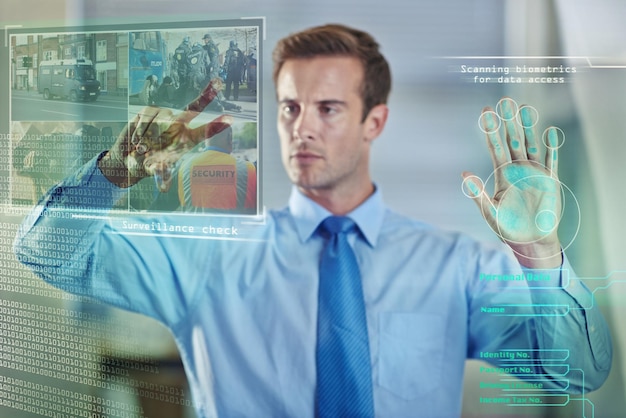 Zdjęcie ręce nadzoru lub biznesmena z biometrycznym skanowaniem hologramu lub pokrycia dla bezpieczeństwa lub bezpieczeństwa 3d baza danych policji lub menedżer na ekranie dotykowym dla futurystycznej ochrony lub graficznego śledztwa