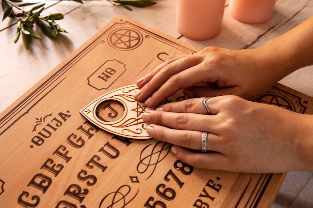 Ręce O Wysokim Kącie Za Pomocą Narzędzia Do Tablicy Ouija