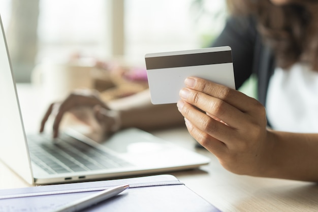 ręce osoby zakupy na e-commerce i za pomocą karty kredytowej.